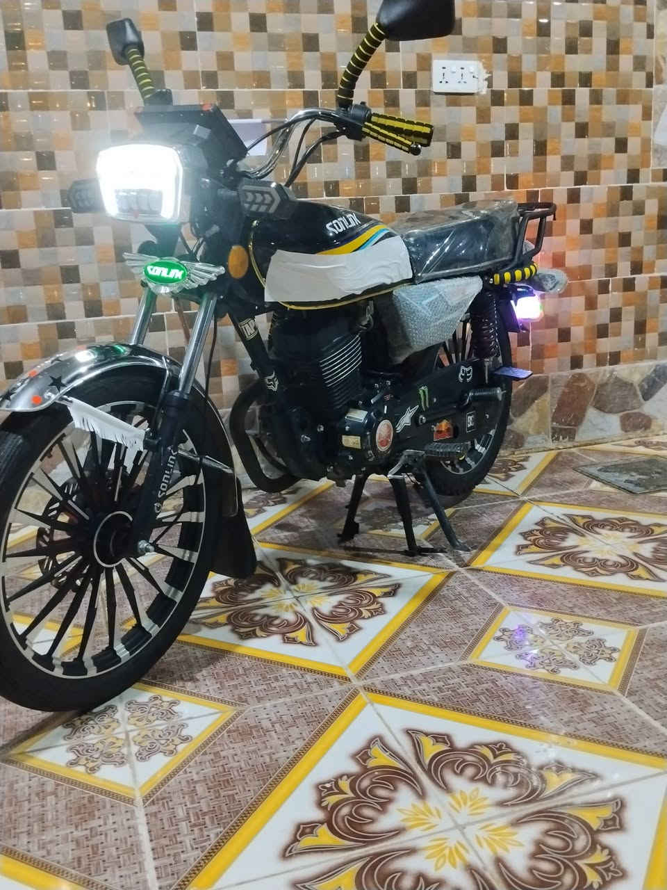 سلام عليكم 
متاح دراجه سونك 
2025 
حجم المحرك 200c
زنجيل 
الدراجه نضيفه خير من الله  ،
مكانها راوه 
سعرها 935 
التواصل على الرقم ***********

لمو شراي لا يجي يكوم يتفلسف براسي
