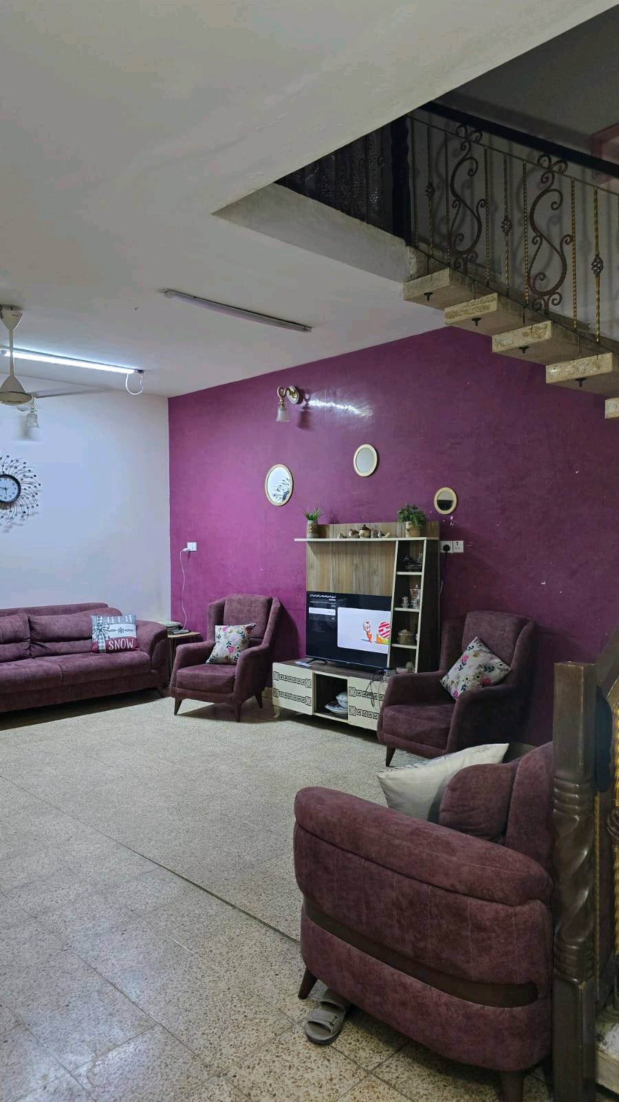 عقار للبيع مساحه 265 بابل مركز حي الطياره سعر خاص *********** / ***********
ممكن تذكر شنو نوع العقار بالضبط: دار/بيت مستقل لو جزء من عمارة؟ وشكد عدد الغرف والصالات والصحيات بالموجود؟: 
طابقين 4 غرف صاله هول مطبخ 2 صحيات 
شلون وضع الطابو والملكية: طابو كامل لو أسهم/صرف؟ وموجود على اسم البايع لو لا؟: 
زراعي غير مملوك للدوله 
العقار على طابق واحد لو طابقين؟ وإذا بيه طابق ثاني، هل هو معزول ومكمل لو يحتاج شغل؟: 
طابقين 
ممكن تحدد الموقع أكثر: غير بابل مركز حي الطيارة، شنو أقرب شارع أو معلم معروف، وهل قريب على الخدمات الرئيسية؟: 
قرب مدينة العاب المدهش 
شنو السعر النهائي؟ وهل بيه مجال للتفاوض أو يتباع مع الأثاث/التجهيزات الظاهرة بالصور لو العقار فقط؟: 
لعقار فقط 430 بيه مجال 