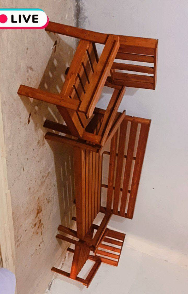 فصال حسب الطلب 
سعر القنفه ثلاثيه 65 الف 
قنفه نفرين 55 الف 
كرسي 35 الف 
طبله وسطيه 35 
سعر السيت 8 مقاعد 200 
سعر السيت 5 مقاعد 150 
توصيل لباب البيت

نص مكتوب في الصور:
- LIVE
