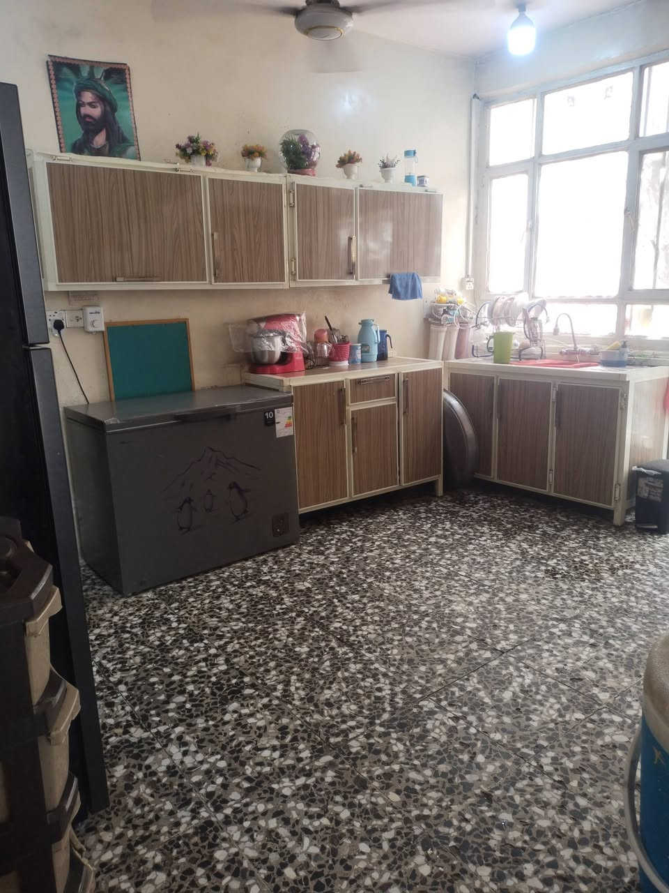 السلام عليكم عندي بيت للبيع بمجمع فدك 100متر بي استقبال وصالة وصحيات وغرفة نوم جبيرة وياه طاقة شمسية تنطي 12امبير متحتاج السحب للاتصال***********
