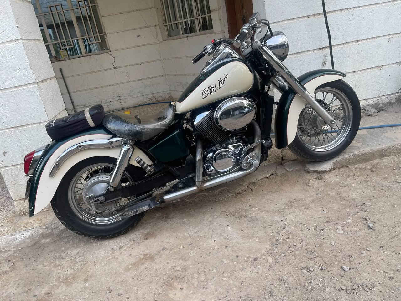 @ السلام عليكم تحياتي  هوندا شادو.  400 أكلاسك موديل
2002 بعده. شركة. ماشية 50 حقيقي. كفالة عامة 
أوراق كامله محرك كير بعدهن وكالة  تانكي. مراية 
ستان كهربائي عدادات شغالة مفوله من كلشي 
السعر 14 المكآن بغداد راشدية ***********
