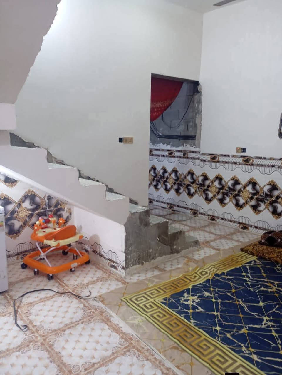 مشتمل للبيع مساحه ١٠٠م الجغيفي الثانيه نهاية سياج الخلفي للمقبره الاسلاميه يبعد عن سياج المقبره ١٠٠متر تقريبا طابو زراعي شارع ١٥ متر يحتوي المشتمل على غرفه ومطبخ وحمام وصاله واستقبال بي شويه نقوصات والاستقبال مو كامل السعر ٣٨ مليون قفله  للاستفسار ***********/***********

