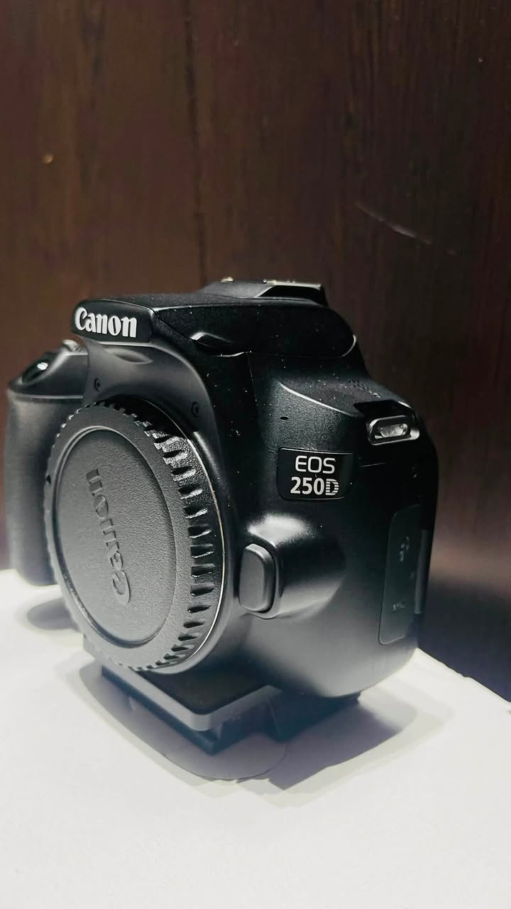 متوفر كاميرا كانون 250D شاشة لمس قلاب 4K تصوير +wifi+ بلوتوث 
سرعه ودقه وسلاسه فولل
نضافه 100%   
ملحقات 
عدسة 18-55 استبلايزر مانع اهتزاز + عدسه 75-300
شاحنه
بطاريه 
حزام
جنطة
غلاف 
السعر 800 الف وبي مجال 
مكان النجف الأشرف 
للتواصل ***********
