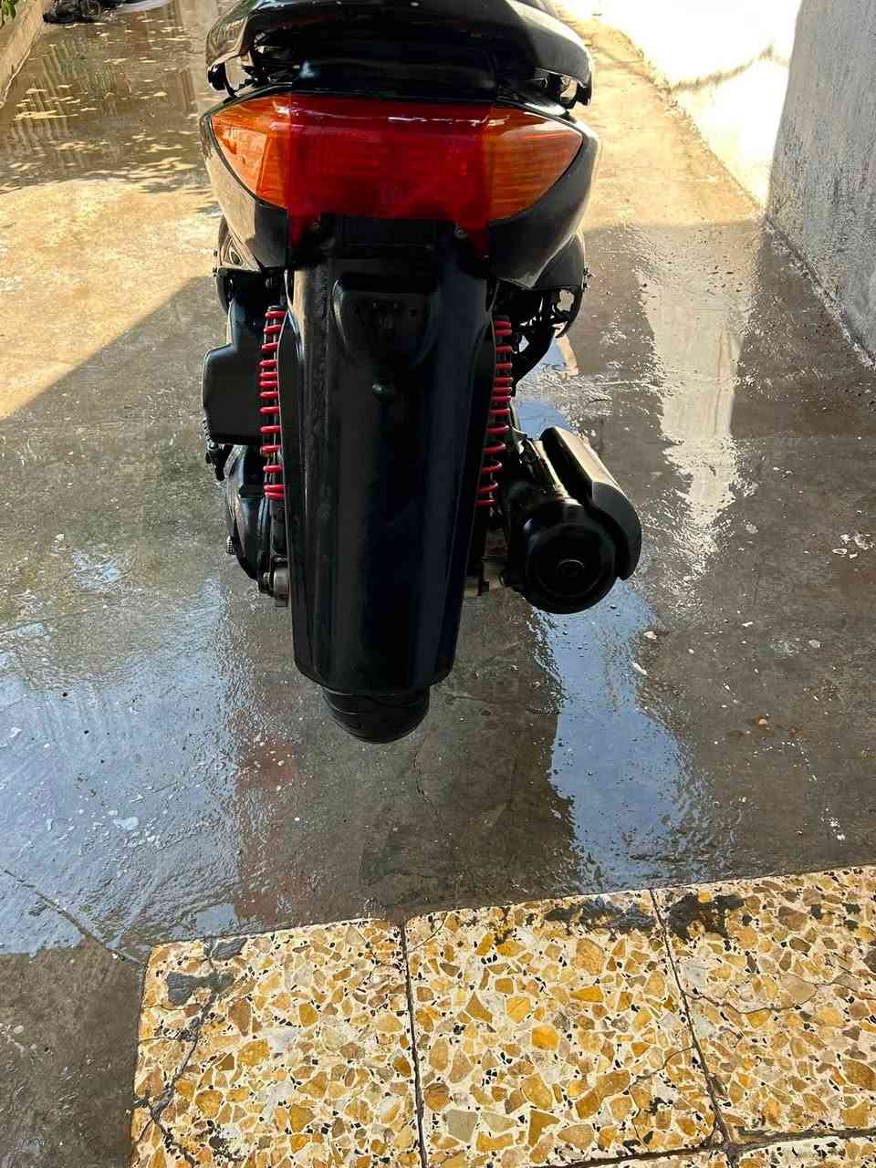 السلام عليكم سكنس للبيع نثيه دراجه خير من الله الصور كدامك وتحكم الدبلات امامي خلفي جديد صينه وفج بنزات ودسكات جدد كهربائيات كلها شغاله كيج سرعه وبانزين اشاير  سعرها 550 وبيها مجال شي قليل الاستفسار اتصل على الرقم ***********مكاني بغداد
