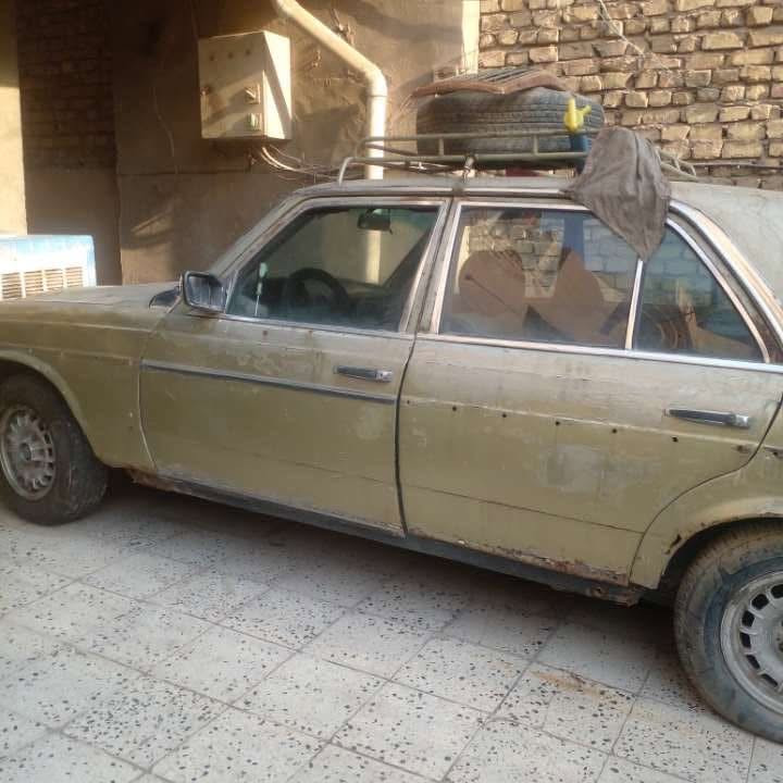 سياره مارسدس للبيع موديل 1982  صاحب السياره موجود دواخل السياره كلشي مابيه بس تراب وشاصيه نظيف كهربايته شغاله رقم الهاتف للتواصل ***********
