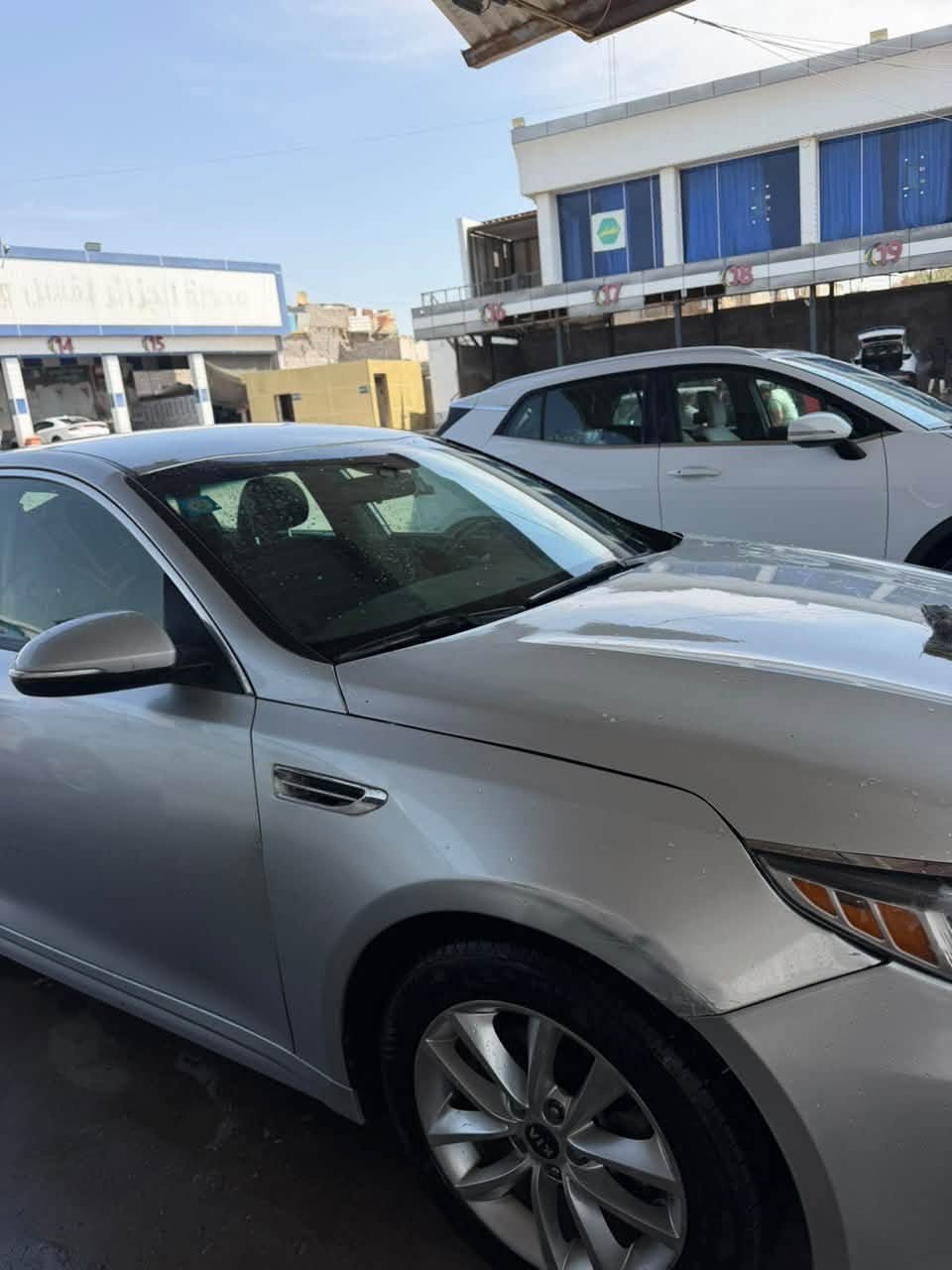 السلام عليكم سياره اوبتيما وارد أمريكي ضررها موضح في الصور بسيط جدا بدون ايرباك بيها بابين كلير باب العبري ولي ورى السياره جديده جدا مال رجال جبير ماشيه 39000 km حقيقي السياره من امريكا النه على ايدنه السياره ما بيها اي نقص طخم تاير حداده ما مفتوحه بلاديه ونضيفه جدا المكينه 2400 gdi  انه متوازي على بيتعتها لان محتاج فلوس السعر 120 ورقه وبيها مجال بسيط للاستفسار الاتصال على الرقم ***********
