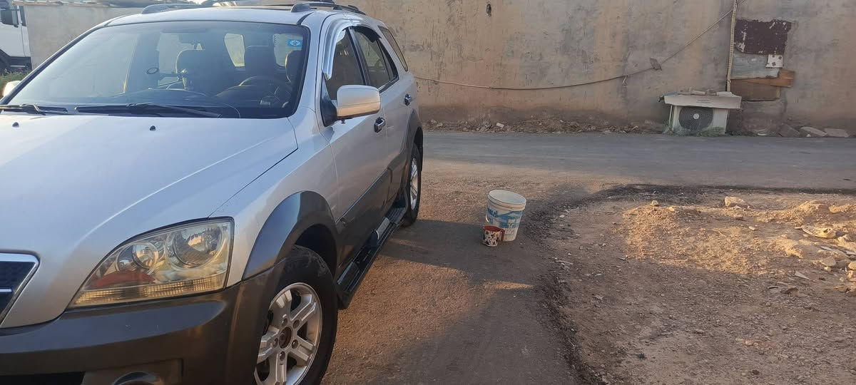 سورنتو موديل 2005سياره فول مواصفات فور ويل وفتحت سقف تبريد ثلج بيع او مراوس بخصوصي سعر60 مكان ميسان ***********
