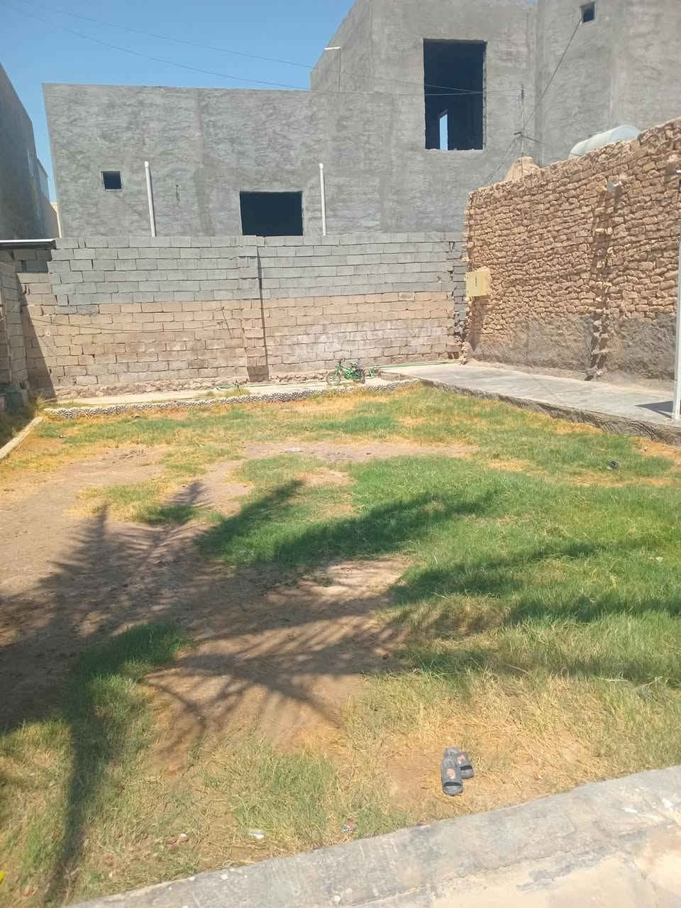 بيت للبيع
قطعه   مساحتها فوك450متر
مع بيت  متكون من غرفتين ومطبخ وصاله  وصحيات خارجيه 
 العنوان الصديقيه قرب جامع دار السلام
رقم الهاتف***********
مكلف نشر اتصل عل رقم
رسہولہ ابن دلہيہم

