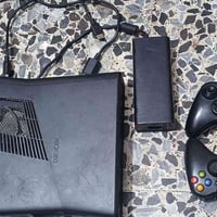 اكس بوكس 360 مهكر يحتوي على  2 يدات وحده عاطله وحده اصليه تشتغل وياهه ...