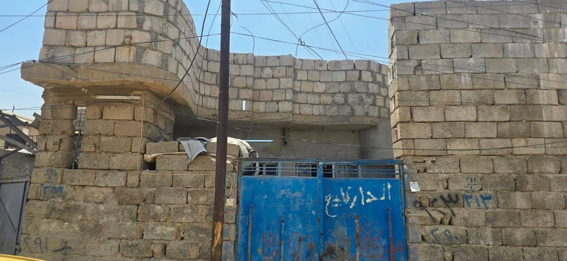 بيت البيع الهرمات الثاني قرب مدرسه نوارس مسعة ٨٠متر مربع بي كرت بلديه معملت تمليك  خدمات كامل مي وكهرب تبليط يبعد عنو ٢٠٠متر تقريبن سعرو ٢٥بي مجال رقم تلفون ***********.) 0771391381
