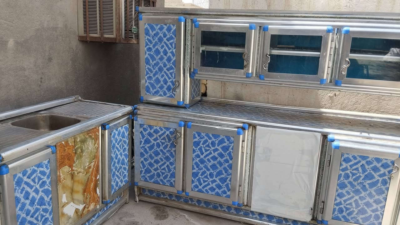 كاونتر  مترين ونص مع سنك للبيع المكان الزبير قرب مستشفى الزبير العام السعر 200 وبيه مجال شراي اتصل*********** وبيه واتساب
