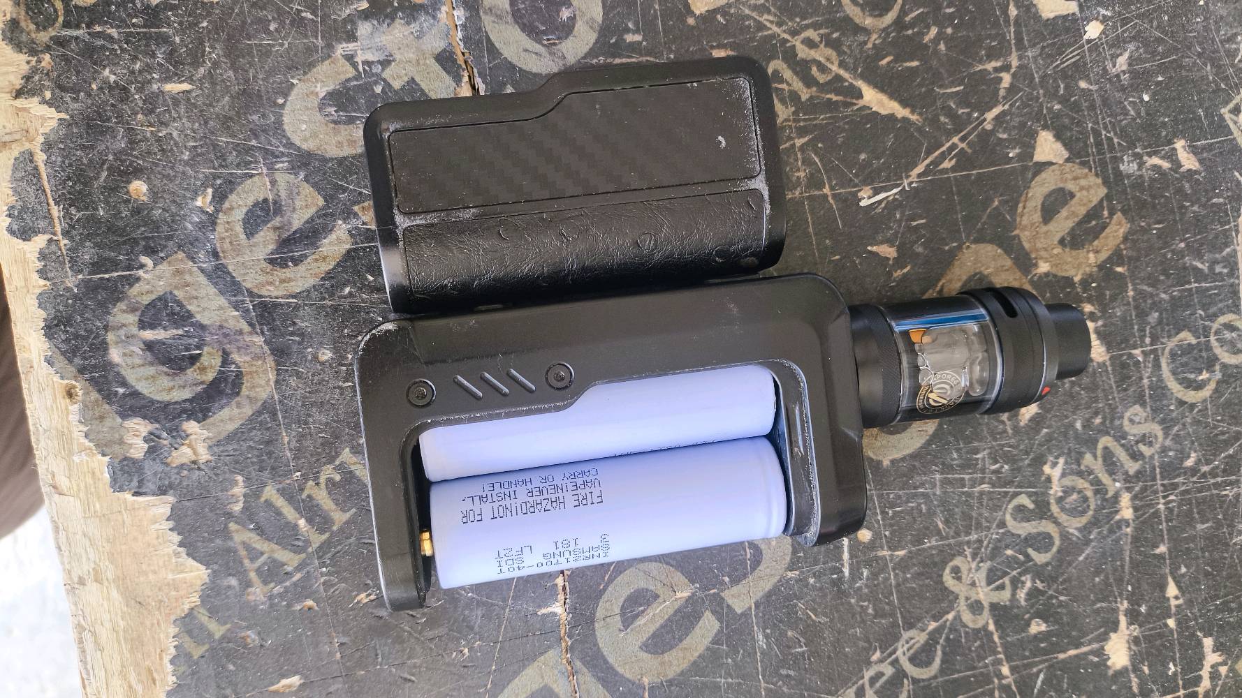للبيع: جهاز شيشة إلكترونية (Vape Box Mod)
​نوع الجهاز: مود بمقبض ذو المظهر الكربوني (Carbon Fiber Look).  
​الشاشة والتحكم: شاشة رقمية مع زر للتشغيل وزرين للتحكم.  
​التانك: تانك GeekVape بحالة ممتازة.  
​البطاريات: يحتوي على بطاريتين قوية من نوع Samsung 21700 (INR21700-40T).  
​الحالة العامة: تعمل بشكل ممتاز ومع كافة ملحقاتها الموضحة في الصور. (ملاحظة: يمكنك إرجاع أو إزالة الغطاء الخلفي للتأكد من المظهر).  
​السعر المطلوب: (150الف دينار عراقي
المكان / الموقع: (صلاح الدين تكريت)
التواصل: الرقم (***********)وتساب 
ملاحضه بدون الكاترج او التانك مالت ينباع وحده
منوچي مدة الاستخدام وحالته هسه؟ وهل البطاريتين بعدهن قويّات وما بيهن ضعف أو مشاكل بالشحن؟: 
استخدام قليل جدا وفي حاله جيده
هل يجي ويا الجهاز كل الملحقات مثل الشاحن، الكويلات الإضافية، والعلبة/القطع الأصلية لو بس الموجود بالصور؟: 
يجي وياه الجهاز فقط بطاريات 
هل بيه أي خدوش، تهريب، أو عطل بسيط لازم ينذكر قبل البيع؟ وهل السعر قابل للتفاوض لو نهائي؟: 
لا يوجد
إذا يريد المشتري يستلم/يوصله، شنو منطقة التسليم بالضبط بتكريت أو صلاح الدين؟: 
تكريت ويوجد توصيل