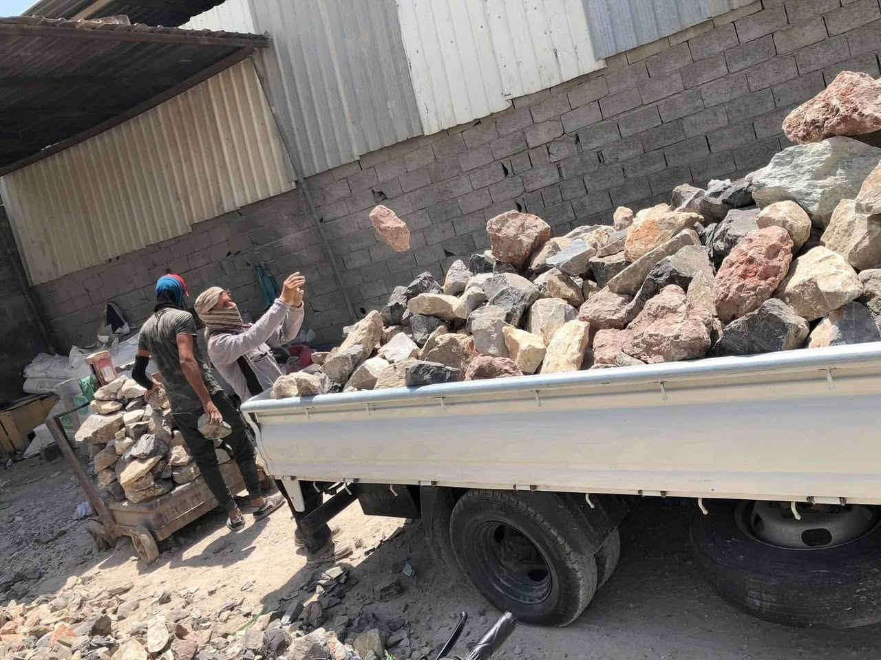متوفر لدينا  حجر الطبيعي
سعر الطن ب 95 والتحميل علينه 

وعدنه سيارات توصيل 

***********
