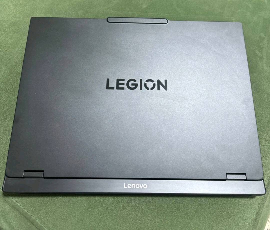 لابتوب لينوفا كسر للزيرو (اوبن بوكس) مع ضمان .
للبيع لابتوبLenovo Legion( جهاز اوبن بوكس) 
الحالة: الجهاز بحالة الوكالة (جديد تماماً)، لا  يوجد به أي شخط أو خدش نهائياً، ومع كامل ملحقاته وكرتونته الأصلية
جهاز كسر للزيرو ( جهاز اوبن بوكس ) 

الضمان: مكفول وضمانه مستمر (متبقي فيه أكثر من 8 أشهر) مع وصل الشراء الرسمي. بعده داخل ضمان مالته 

المواصفات القوية:

المعالج الأقوى: Intel Core i9-14900HX

كارت الشاشة الأحدث: NVIDIA GeForce RTX 5070

الذاكرة: 32GB RAM DDR5

الهارد: 1TB SSD NVMe

الشاشة الأسطورية: 15.1 إنش بدقة 2K WQXGA من نوع OLED (ألوان حقيقية مذهلة) شاشه الوان واقعية وجميلة جدااااا بمعنى كلمه وهذا بفضل تقنية OLED المعروفه جدا
 
ملحقاته كامله و الاصليه

سعر البيع المطلوب : 2,900,000 دينار عراقي وبي مجال بسيط جدااااا للشراي
 الجهاز لعشاق النظيف والجديد تماما

 ( الاستلام بعد الفحص والتاكد من جميع التفاصيل)

للتواصل : *********** واتس اب موجود.
شكد رقم الموديل الكامل مال الـ Lenovo Legion؟ (مثلاً Legion 5/7/Pro أو رقم الموديل بالضبط) حتى المشتري يعرفه بسهولة: 
2026
وين مكان الجهاز هسه بأي محافظة/منطقة؟ وتگدر تسلّمه إيد بإيد لو بس توصيل؟: 
بغداد العامريه
شنو وضع البطارية والشاحن؟ وهل الجهاز مستخدم فعلياً لو بس مفتوح ومجرب شوي؟: 
جهاز اوبن بوكس كسر للزيرو جهاز مفتوح فقط اوبن بوكس 
هل عليه أي صيانة أو تبديل قطع من قبل، لو كله أصلي مثل ما إجا من الشركة؟: 
كله اصلي مثل ما اجا من شركه