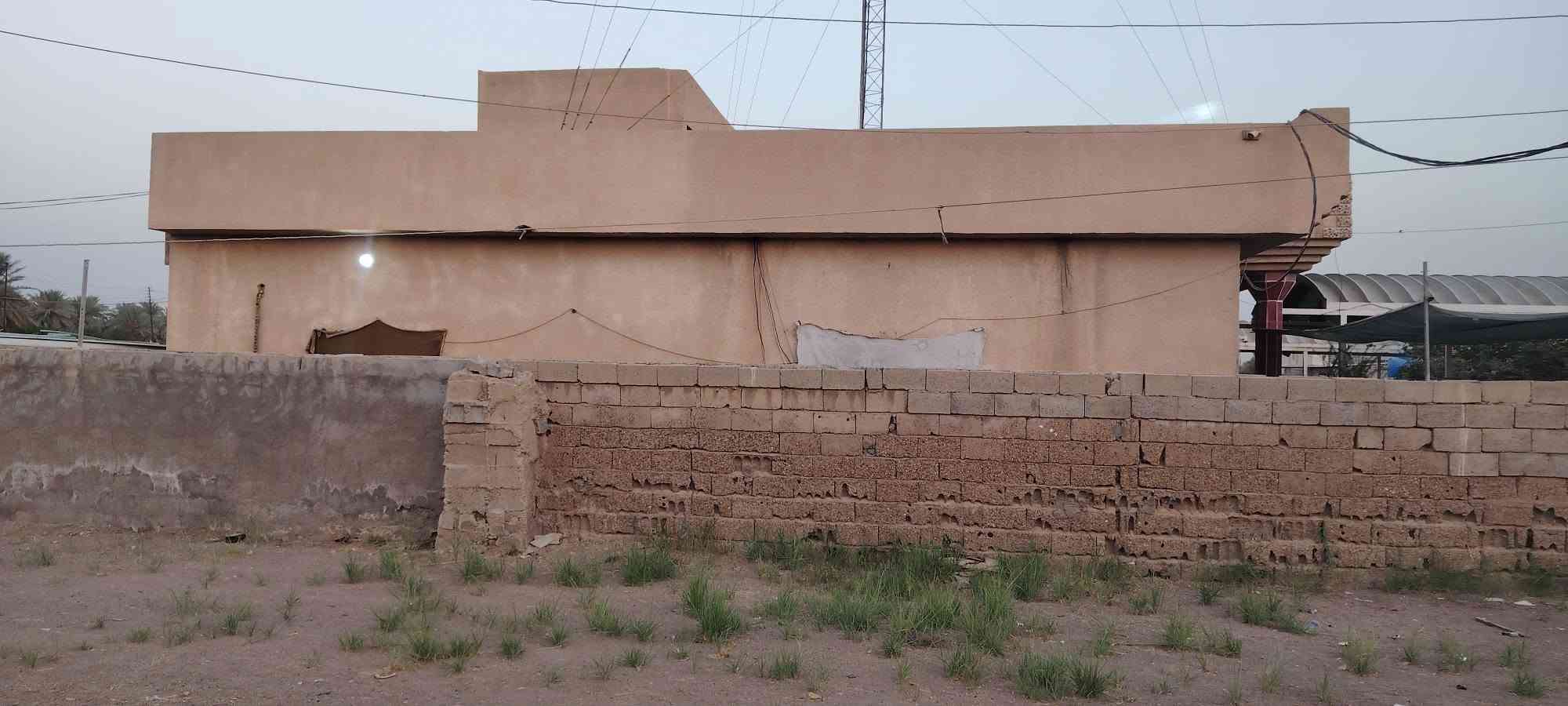 سلام عليكم دار للبيع عقد زراعي 117 مساحه البيت 400 + قطعه ارض 380 يتكون البيت من مطبخ خارجي +مطبخ داخلي +صاله +3غرف نوم احد الغرف سويت +استقبال +حمام السعر 150 قابل للتفاوض للاستفسار اتصل *********** مكان ابي غريب حميد شعبان
