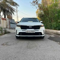 كيا سورنتو خليجي  رقم بغداد الماني بسمي  لون ابيض  موديل ٢٠٢١ ٦ سلندر ...