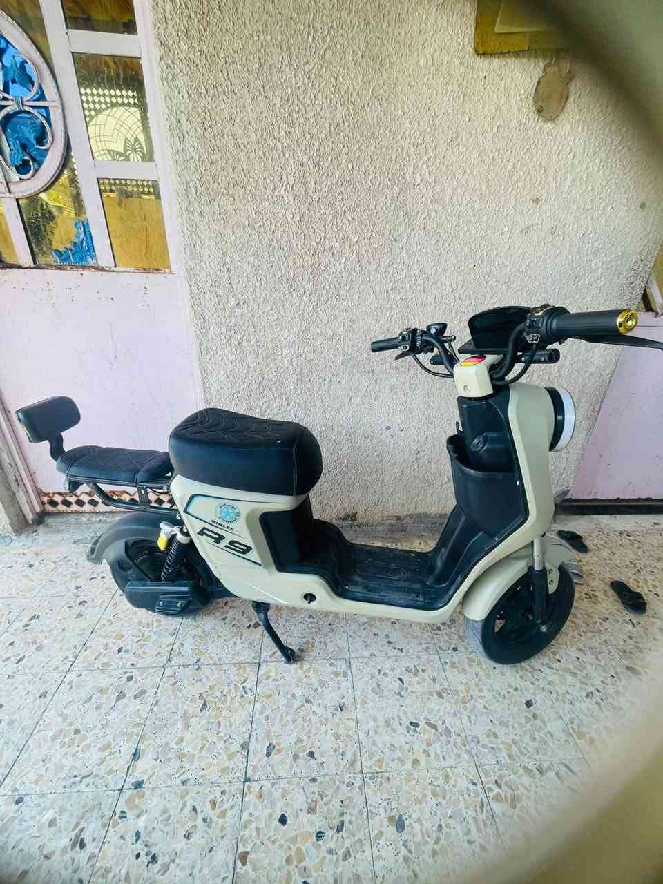 دراجه شحن ار 9 نضيفه وجاهزه من كلشي بطاريات شركه ونلي الاصلي حجم 32 امبير شرط النضافه فقط بيه الدبلات الكدام بيه عواج قليل شغاله وجاهزه سعر 350 وبيه مجال مكاني بصره حيانيه *********** بي واتساب
