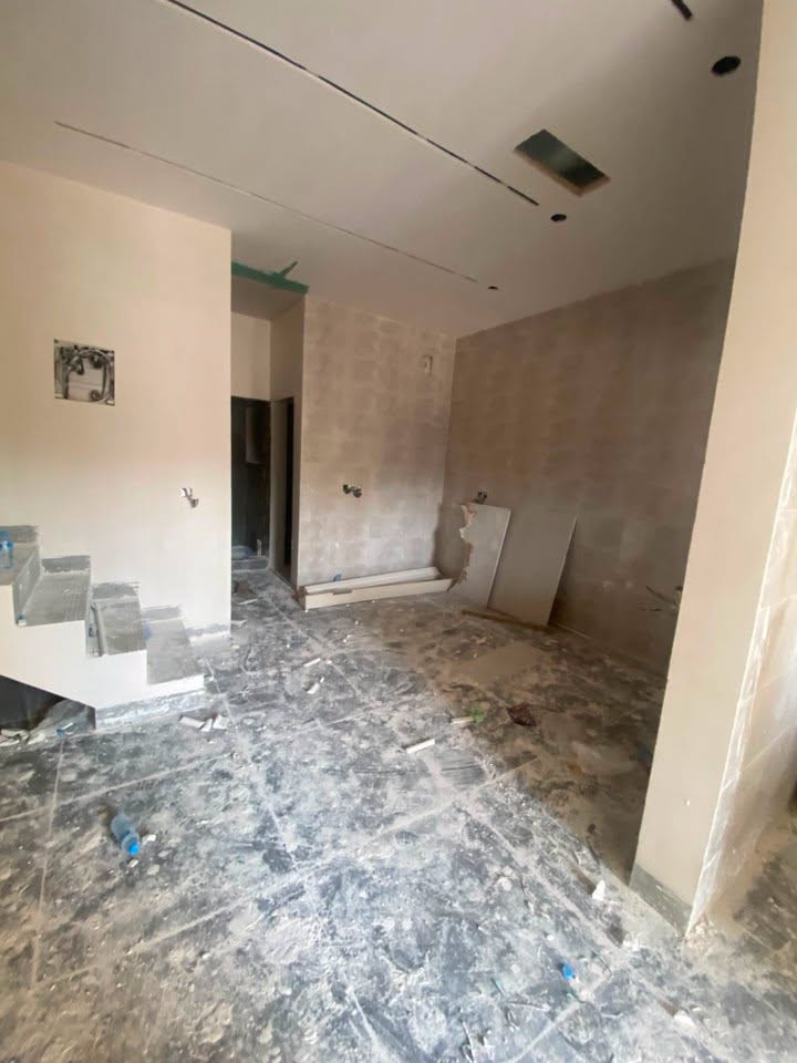 🏡 دار للبيع – تسليم مفتاح 🏡

✨ فرصة مميزة لامتلاك منزل حديث بتشطيبات راقية، جاهز للسكن مباشرة، وفي موقع مميز.

📍 الموقع: طريق بغداد – حي المعلمين

📐 المساحة: 100 متر مربع
📏 الواجهة: 7.5 متر
🛣️ يقع على شارع عريض
📄 طابو صرف
🔑 تسليم مفتاح

🏠 تفاصيل الدار:

🔹 الطابق الأول:
✅ غرفة نوم
✅ غرفة استقبال
✅ هول
✅ مطبخ بارد ومطبخ حار
✅ مجموعة صحية

🔹 الطابق الثاني:
✅ غرفتا نوم
✅ هول
✅ مجموعة صحية

✨ تصميم عصري، توزيع مريح للمساحات، وتشطيبات عالية الجودة تجعل الدار خيارًا مثاليًا للسكن.

📞 للاستفسار ومعرفة السعر:
***********

🤝 التعامل مباشرة مع صاحب العقار.
