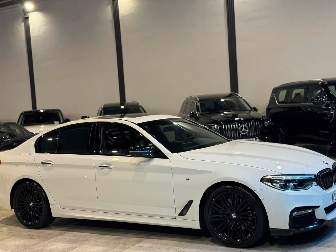 السلام عليكم 
BMW 530i M package 2017
سياره وكاله العروش 💯
بدون قطره صبغ وكاله 
مواصفات 
رادار امامي ( اوتو ستوب ) 
رادار خلفي 
رادار جانبي 
نقطه عمياء ￼
كامره خلفيه 
بانوراما 
لايت حساس ويه الستيرن 
داخل مشمشي بلادي 🖤
تبريد قطعتين 
حساسات امامي + خلفي 
بصمه عدد 4 
وضعيات قياده 4

سيرفس كله بالوكاله موجود بذاكره السياره 
كروس سرعه 
باقي المواصفات معروفه 
سياره جديده مناقصها اي شي 💯
ماشيه 145كم الف كيلومتر
السعر238$ بيها مجال 
سياره مكانها اربيل 
***********
