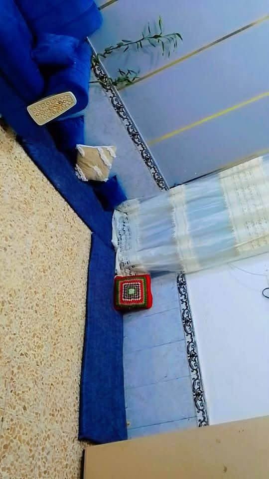 السلام عليكم دار 50 متر طابق ونص على ساحة مع حديقة خارجية يحتوي على استقبال ومطبخ وصالة وحمام داخلي وحمام خارجي وفوك صالة مع غرفة 
الموقع شريط الموظفين بيت جاهز ونظيف 
الطابق الارضي صب كونكريت 
النص طابق الفوك عكادة 
السعر 48
للاستفسار ***********
