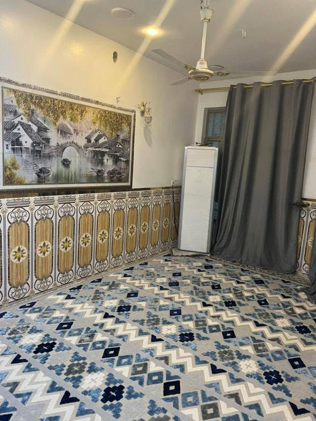 السلام عليكم بيت زراعي للبيع خلف بانزين خانه العبيدي مساحته ١٢٥ متر بناء جديد  صار ٣ سنوات من بنائه 
للإستفسار ***********
