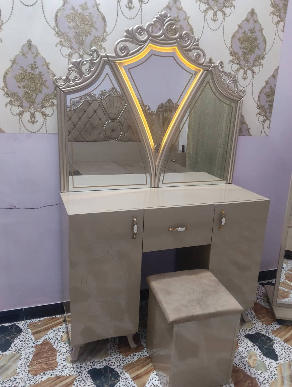 غرفه تركيه ملكيه نضيفه لوك صبغ حراري اصلي وجام ليزري وبرقي جوي حديد وضهر بلوك وناره شغاله وبيه كنتور اضافي مال طفل بابين السعر 750وبيه مجال بسط اتصل علا الرقم /***********/***********//مكان فلوجه

