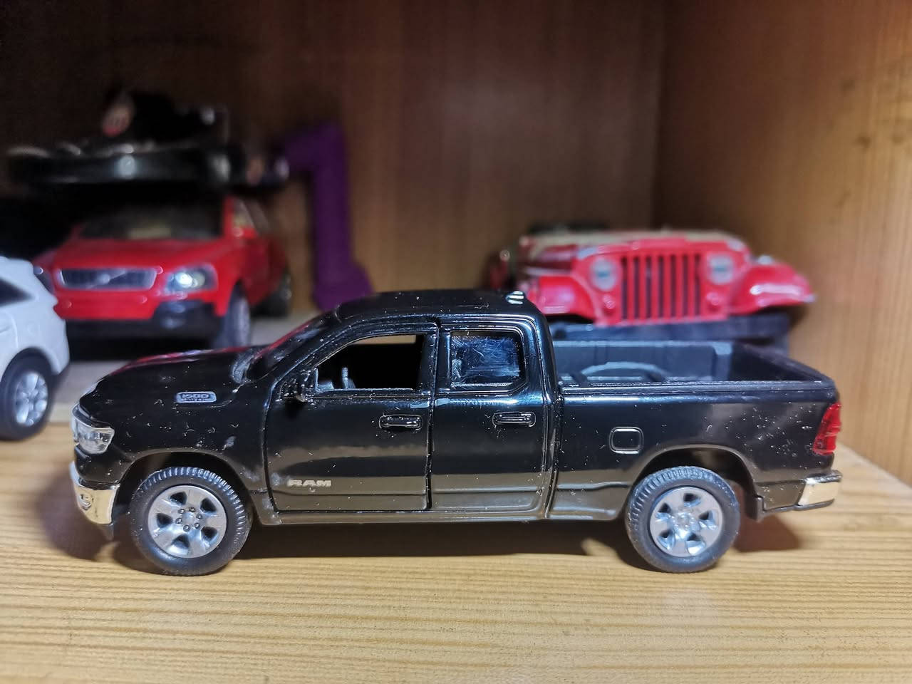 للي يريد يتميز شوي مجسم RAM 1500 2019 لون اسود مع تطعيمات نيكل ومختم 1500 مرخص FCA شركة DODGE السعر 10 متوفر توصيل للتواصل *********** ❤️
