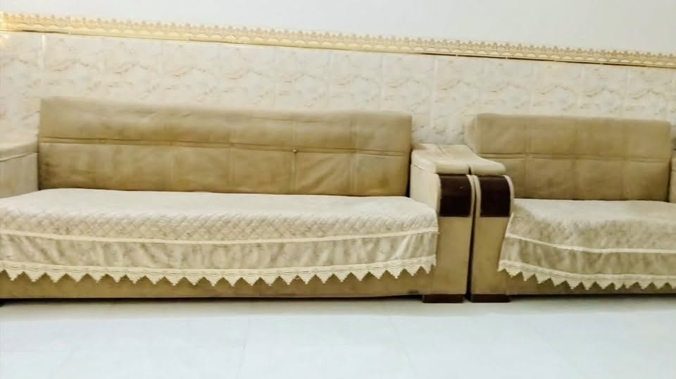 للبيع تخم 10 مقاعد بحالة جيدة و نضيف و ميز شاشة كذالك للأستفسار ***********

