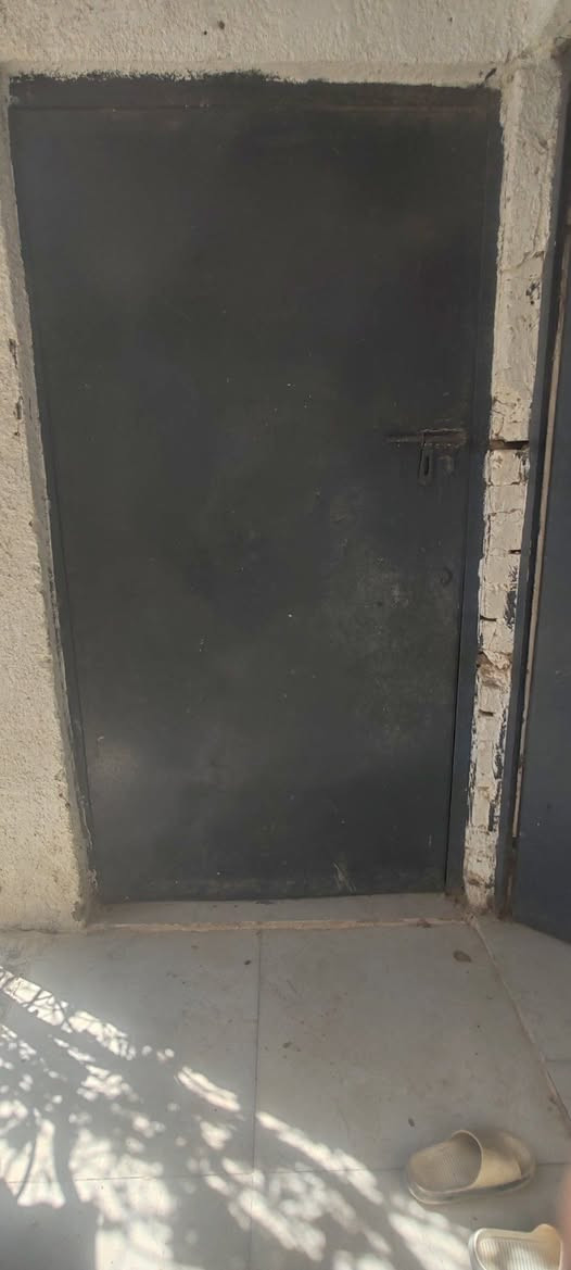 باب حديد  جرجوبه جنال قياس رتفاع مترين والعرض وي جرجوبه متر و8سانتيم  شرط باب تكمه قفل 75 
مكاني نواب الضباط 
***********
