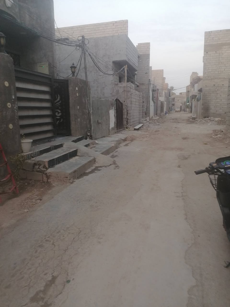 المساحه ١٥٠ متر يقع ب٧ نيسان نزله العلكاوي السعر ١٣٠ وبيه مجال زراعي سند ٢٥ للاستفسار الاتصال على الرقم ***********
