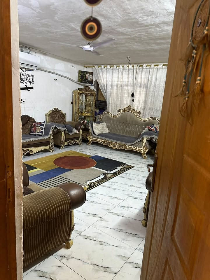 السلام عليكم دار للبيع م200متر المكان الشعب حي البساتين الفتحه ال مقابيل محكمت الشعب او عل قناء اول فتحه طلعك عل بيت السعر مناسب اتصل وتدلل واتساب ماسنجر ماكو واتساب رصيد *********** الشارع كله تبليط جديد
