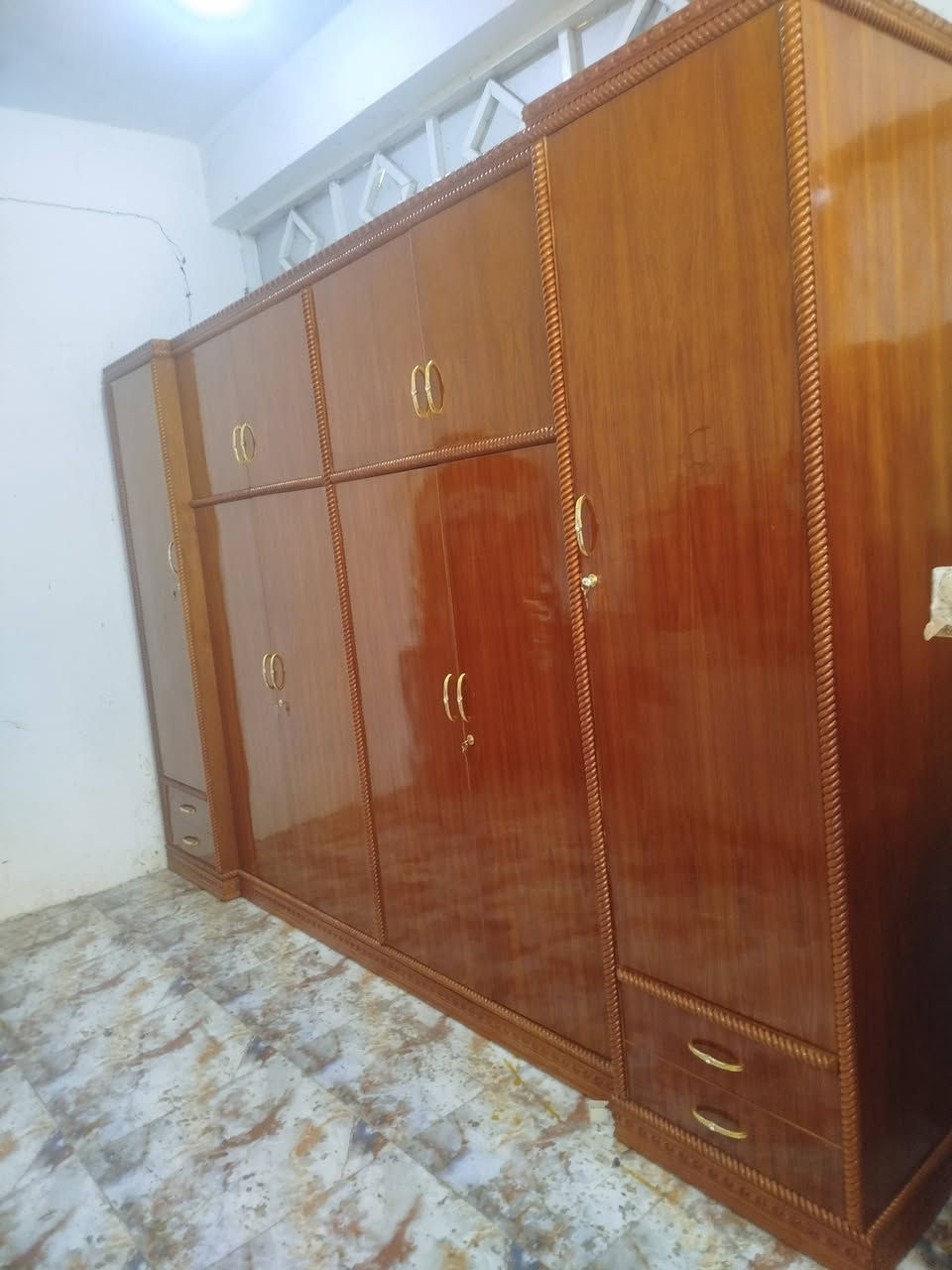 غرفه أم سته طابقين تزكام
للبيع سعر 850
العنوان العزه القديمة 
***********
***********
