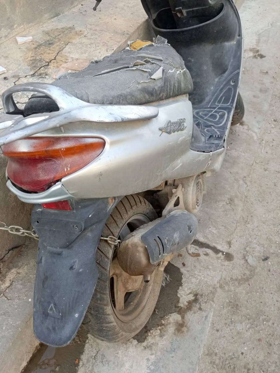 السلام عليكم 
دراجه اكزز لل بيع كفرات نضيفه التايرات شبه جدد ووياله نضيفات سلف شغال لايتات واشاير لازم شحن باتري يلله يقون. الدراجه يرادله عرموطه لل هندر يلله تشتغل. ومشكلته بل مكينه. بس اني اريد ابيعه كوم حديد سعره 125 وبيه مجال لل شراي. مكاني بغداد حي التراث. رقم التواصل ***********
