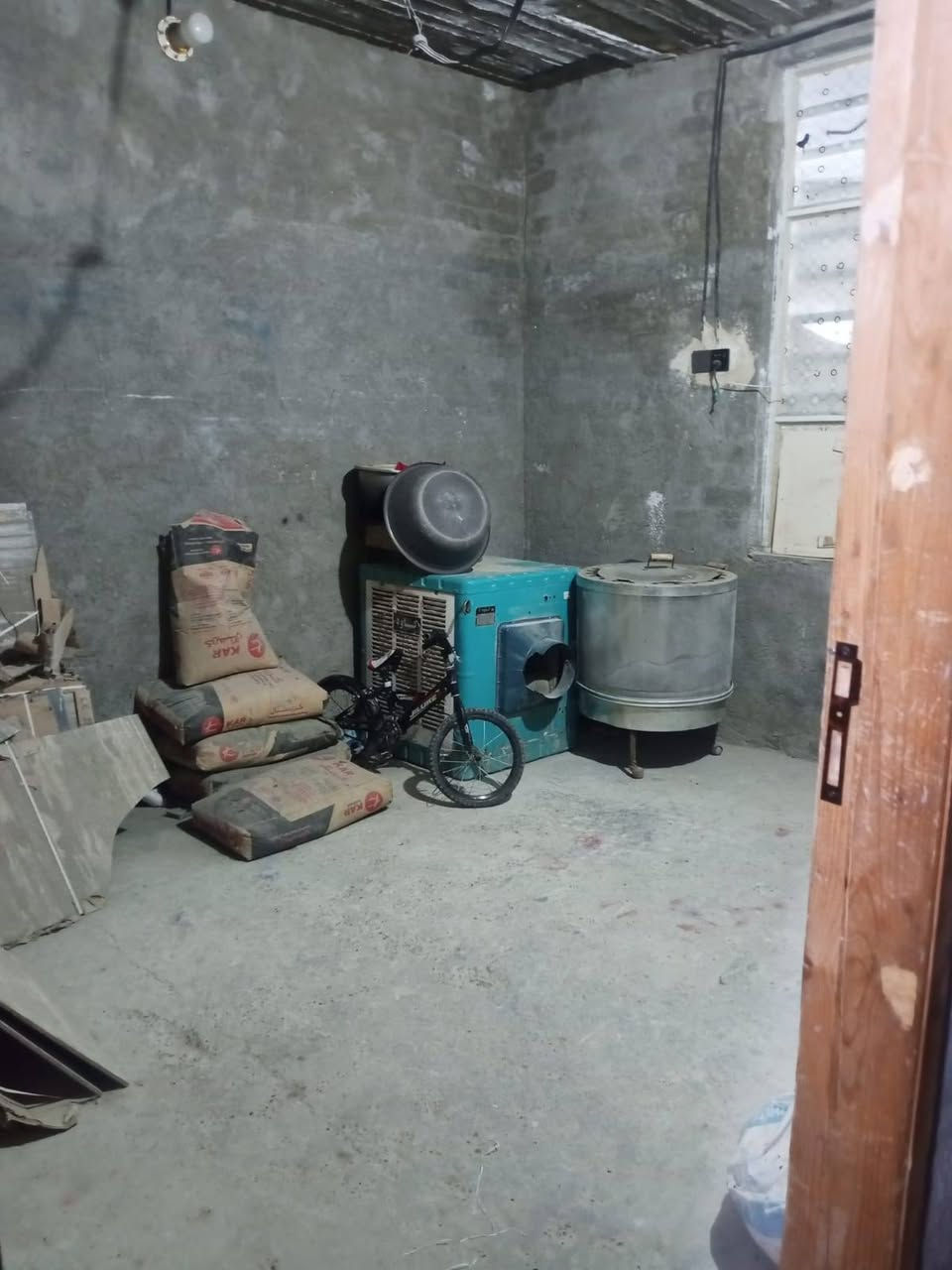 عندي بيت 70 متر طابو زراعي عمود 110يم الجسر صب فوك وجوه ولبناء طابوق غرفه ومطبخ وستقباله  وحمام جوه وتواليت بره السعر  27وبي مجال مكانه بشارع تلعفر يم السوك ***********
