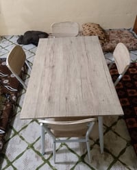 ميز طعام • ٤ كراسي • نضيف