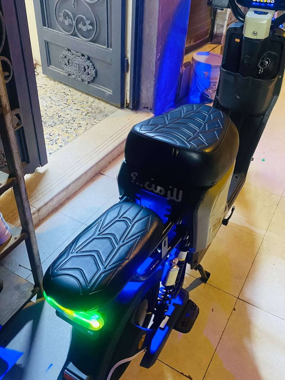 سلام عليكم 
دراجه شحن
لبيع
نوع
R9
دارجه خمس بطاريات
لون صحراوي 
سرعه 109
سويج
بصمات ثنين
لايت عالي نصي 
اشاره يمنه يسره 
ربعيه 
دراجه حلو سعر مناسب 
مكاني بصره حي لاصدقاه ***********
