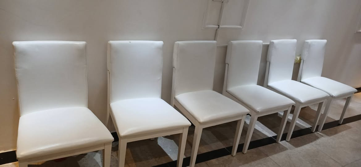 ميز طعام تركي يكبر ويصغر سلايد  بحاله جيده
قياس90×150 يكبر يصير 2متر
٦ كراسي خشب وجلد ابيض
بدون ضرر بحاله ١٠٠%
***********
الاطباء حي الجهاد
٢٠٠
