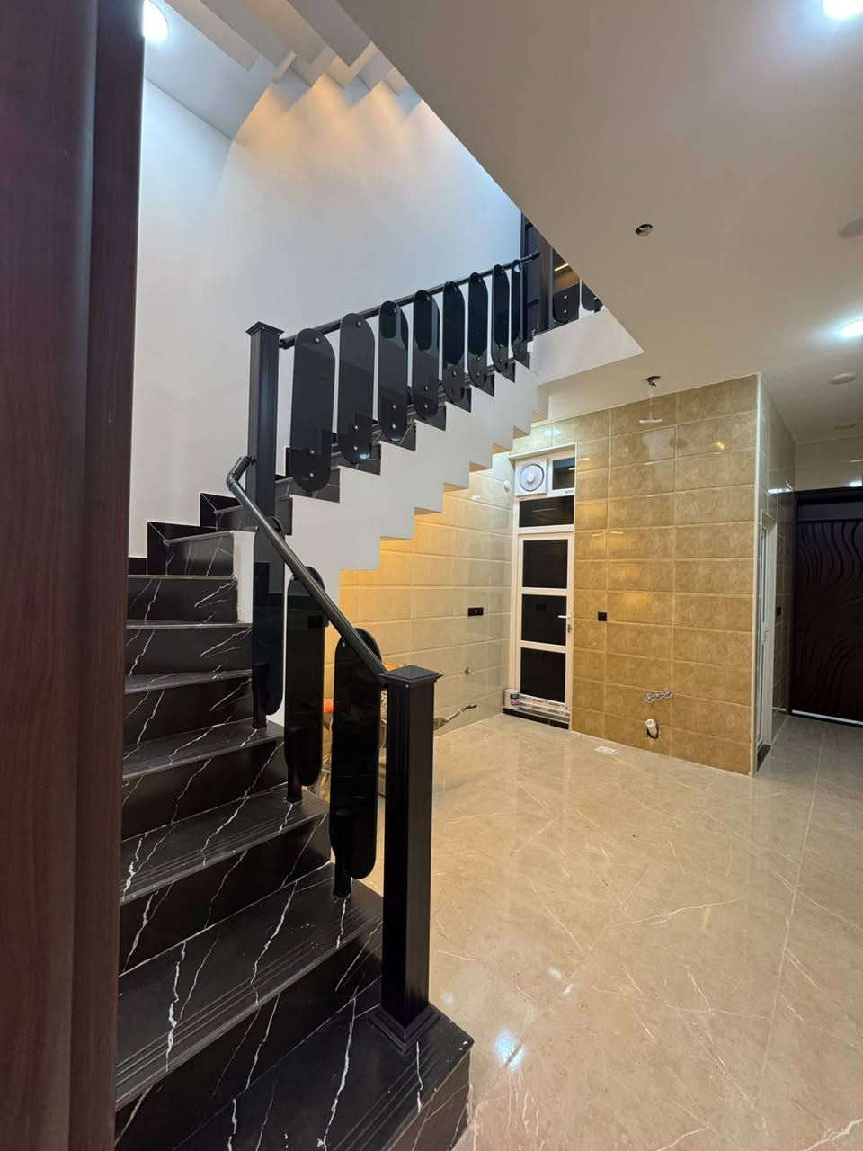 دار للبيع 🏠
المساحه 72 متر
الواجهه 4 نزال 18
يحتوي ع صالة ومطبخ 
الخدمات عدد 2
3 غرف نوم
العنوان حي الرسالة الثانية قرب شارع الرافدين 
للاستفسار اكثر الاتصال على الواتس اب *********** او على الخاص
