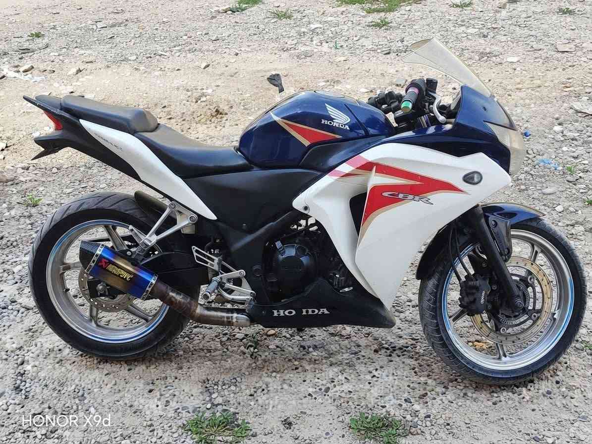 السلام عليكم _ دراجة بطح cbr محرك 250cc  دراجة نضيفه كلشي مابيه  
نظام abc بيه
جاملخات بيها كاربون فايبر حقيقي
وجه كاربون فايبر بيها موجود بس ماشاده ومرايات  هم
مسويلها ادامه كامله
راديتر نظيفه
السعر مليون ونص وبيها مجال    
مكاني بغداد الشعلة  ***********
