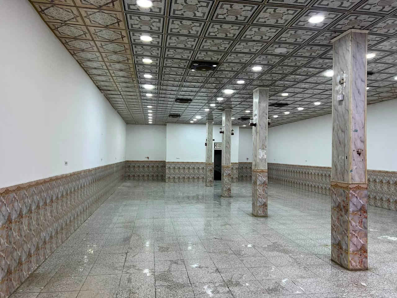 بعدالوعود الكاذبه
السلام عليكم بنايه لليجار الطابق الأرضي 
المساحه 200 متر المكان سايدين ابورمانه 
للتواصل ***********
