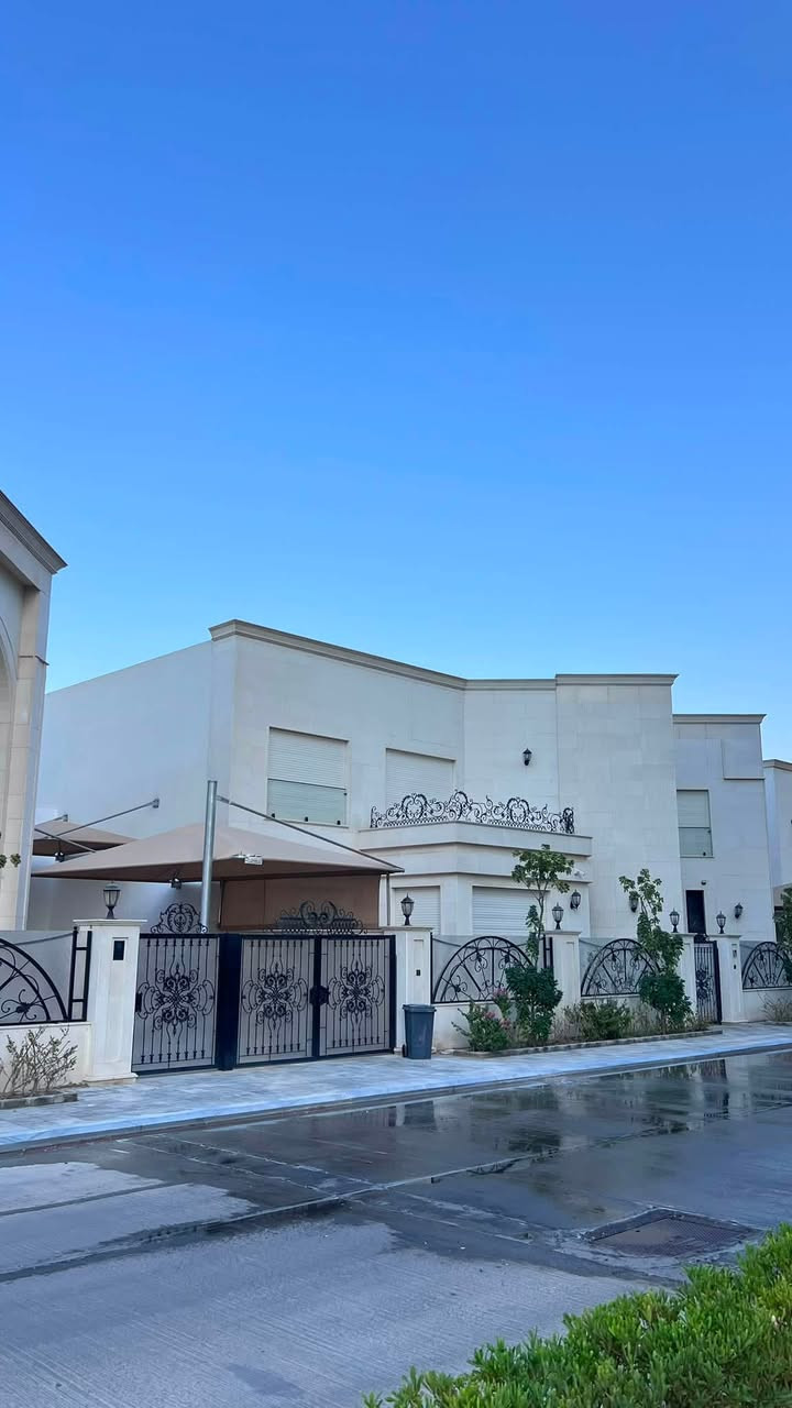 تتوفر فلل للبيع في مجمع الود السكني 🏡✨
📐 المساحات المتوفرة:
▪️ 300 متر — تحتوي على 5 غرف نوم
▪️ 200 متر — تحتوي على 4 غرف نوم

✅ جاهزات للسكن الفوري
🌳 مجمع راقٍ يمتاز بالمساحات الخضراء الواسعة
🏘️ خدمات متكاملة توفر لكم الراحة والرفاهية

فرصة مميزة للسكن والاستثمار في موقع راقٍ ومجمع متكامل الخدمات.

📞 للاستفسار والتواصل:
***********
***********
