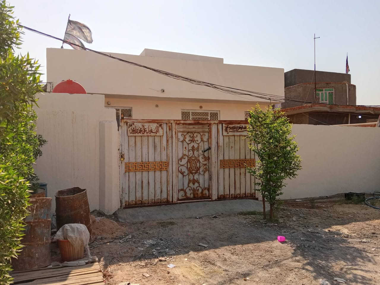 دار للبيع يقع في حي ذيب الثاني الشارع الأول قرب جسر حي الدواغنه المساحه 200 م 
يحتوي على غرفتين نوم 
هول
مضيف
مطبخ 
بناء بلوك دجه وله
مجمع صحيات داخلي وخارجي
السقف مسلح الارضيه بورسلين
البناء حديث
للتواصل الاتصال على الرقم 
***********
***********

