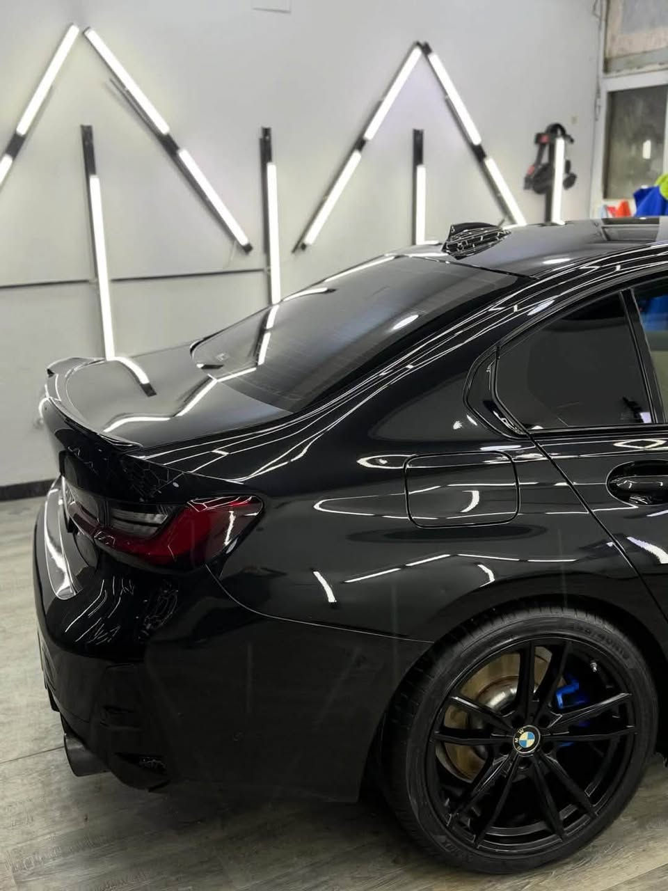 السلام عليكم
Bmw 330i 2021 

السيارة عليها كت ام 2024
عليها داون بايب سعره 300$
ماشية 77،000mi
ضررها جاملغ مبدل نفس اللون و بارد على كد اصبعين بالبنيد
السعر 24،500

***********

