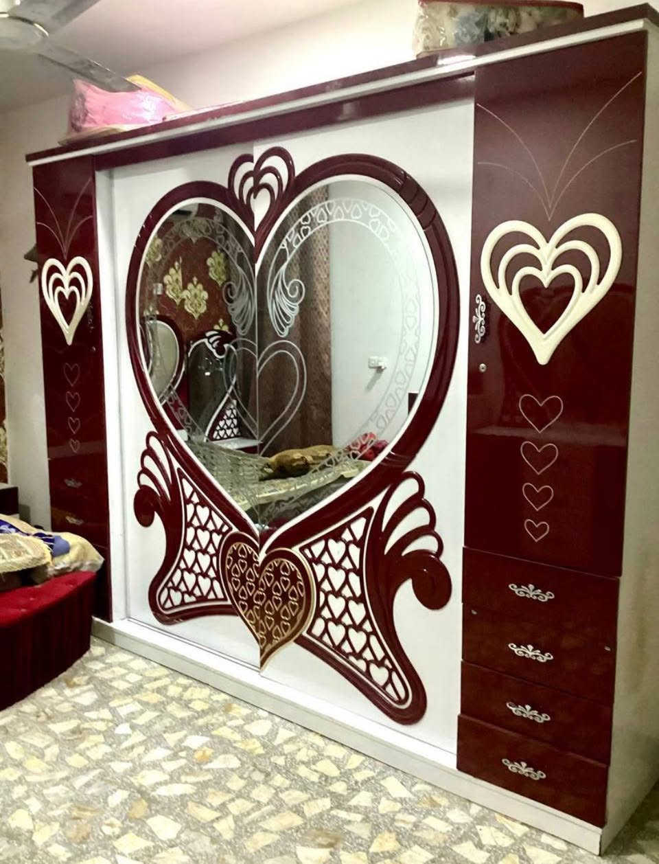 سلام عليكم
غرفة تركية نضيفة السعر ٩٠٠ مجال بسيط للشراي 
المكان بغداد حي الجهاد واتساب 
***********
