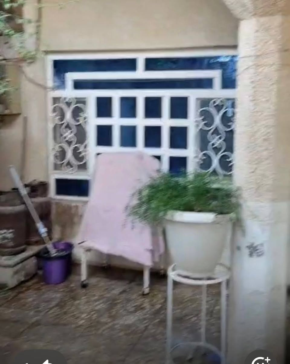 السلام عليكم
بيت للبيع في ابو غريب  مساحته 200م طابقين يحتوي على 4غرف نوم 
مع كراج للسياره مع حديقه عدد 2
صحيات عدد 2
في ابو غريب منطقه الشهداء 
هاتف للتواصل *********** بغداد, العراق
