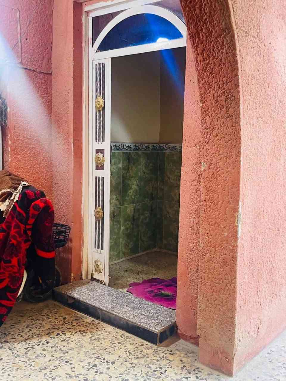 السلام عليكم بيت للبيع مساحه ١٧٠متر طابو ملك صرف بناء طابوك يتكون من أستقبال وأربع غرف ٢فوك و٢جوة ومطبخ بارد ومطبخ حار العنوان حي الحسن العسكري دور الضباط الاستفسار ع الرقم ***********
