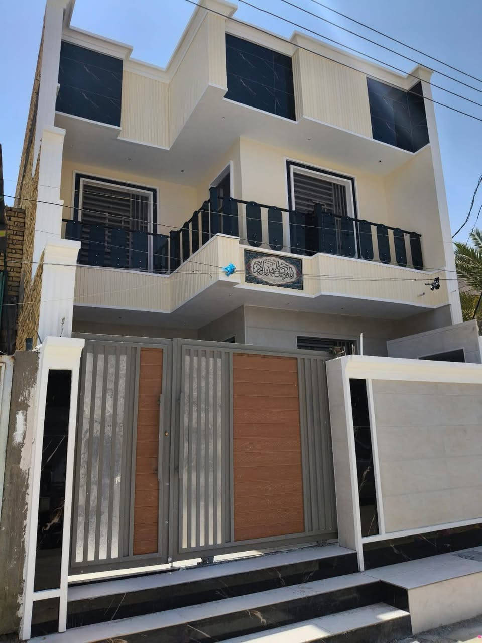 يوجد لدينا دار سكن للبيع ١٧٠م طابقين بناء حديث مسلح حي العسكري قرب جامع سيد زويد السعر ٣٢٥مع المجال للاستفسار الاتصال ***********
