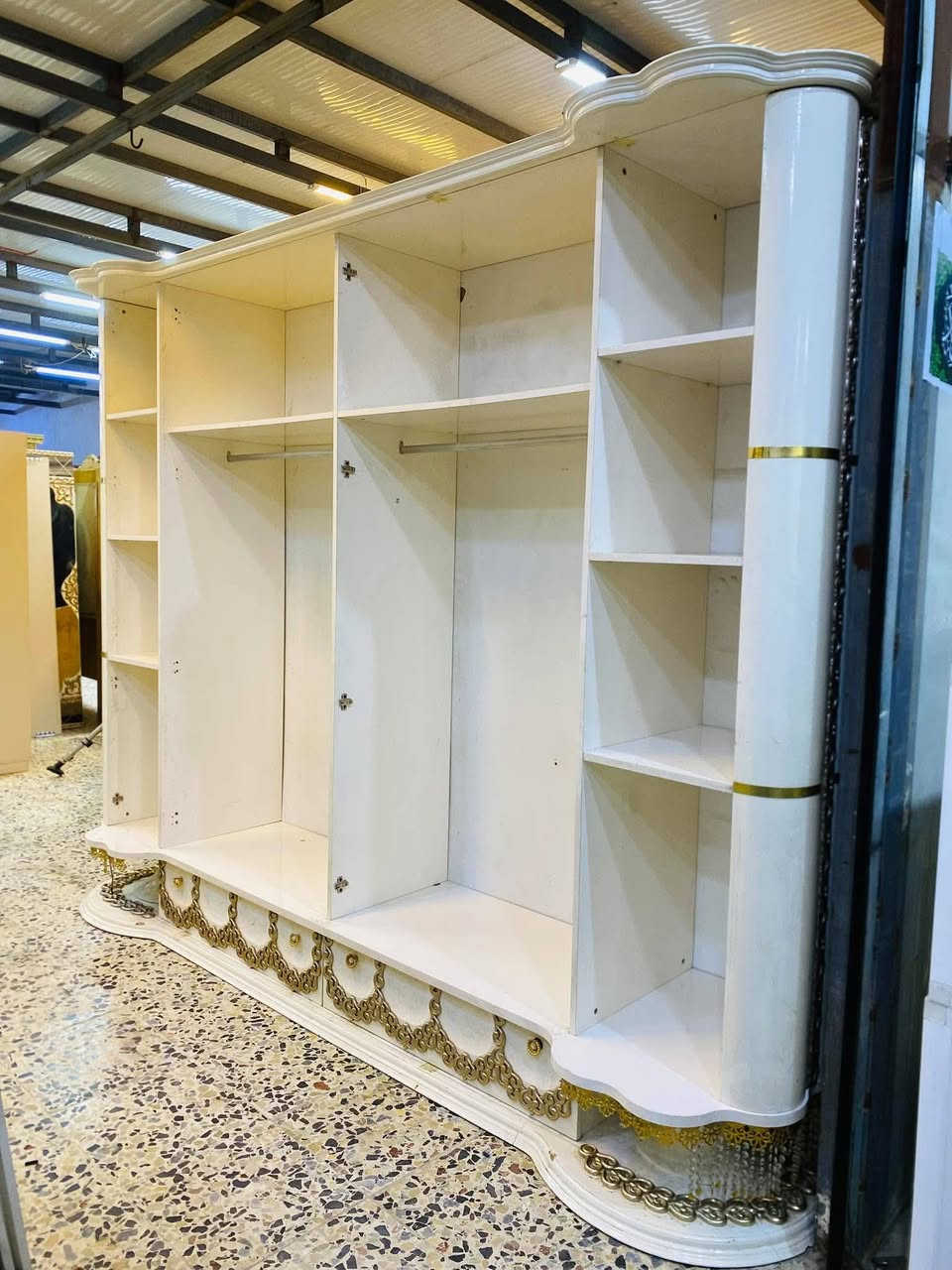 مليون و350مع الشد ونقل داخل بغداد مجاني مستخدم نضافه فول خشب ثقيل 9قطع  عع
