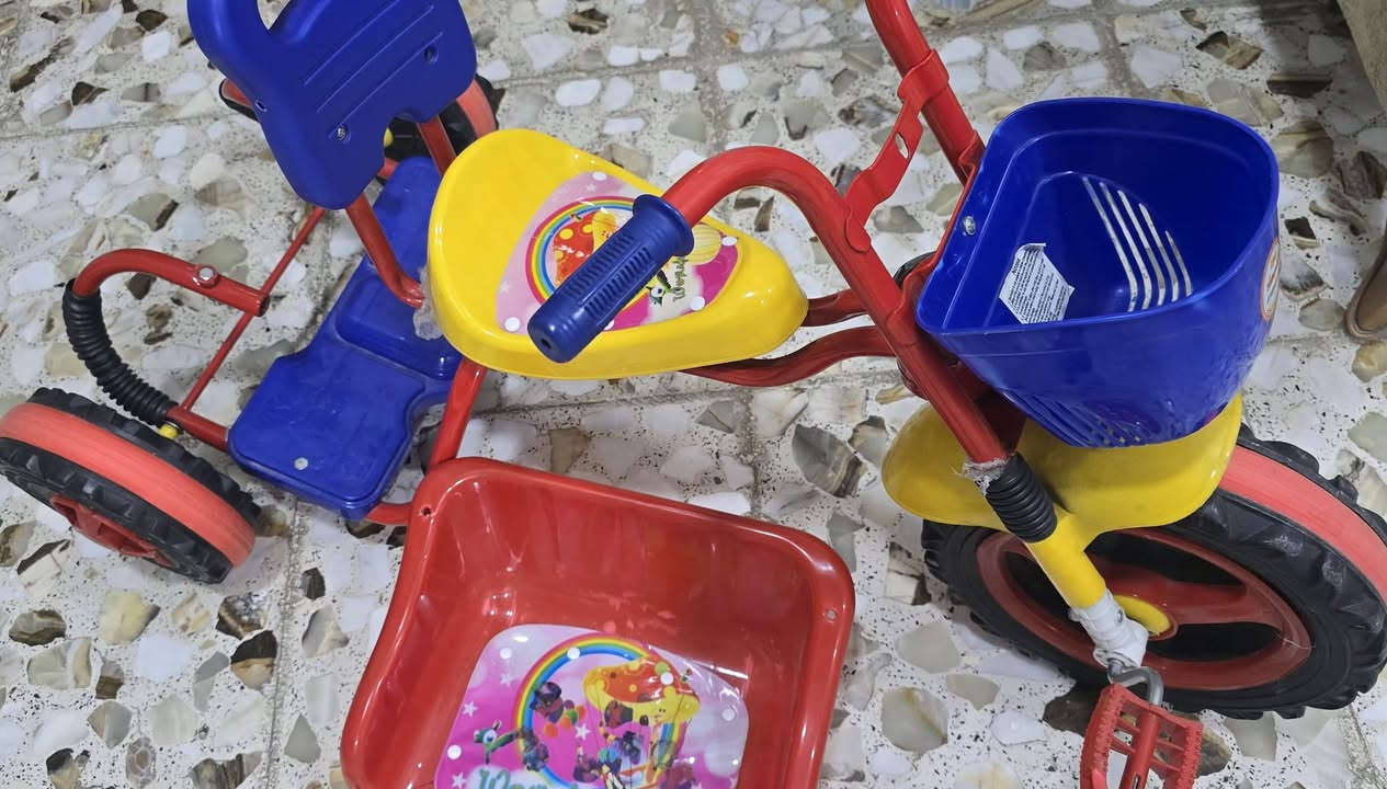 السلام عليكم
عندي هذه الغراض نظيفه للبيع اسعارهم 
السياره ب١٥ ، البايسكل بيه ضرر السله الخلفيه ب١٠ ، العربانه ب٢٥ ، الحجله ب١٠ الي يريدهم يتواصل مع الرقم ***********
