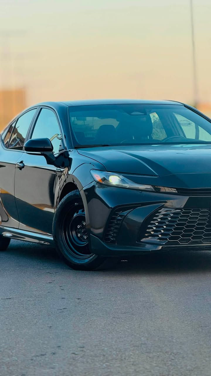 سعر مکتوب 🔥👌
.
Toyota Camry - 2025 
.
مواصفات SE .
.
سيارة ماشية ١٣ الف ميل 
.
مكينة ٤ سلندر و هايبرد ( طيارة 🔥)
.
کت سبورت ( غیر ویل موجود اذا تحب تغیرە) 
.
بصمە 
شغال 
رادار امامي و جانبي و خلفي 
کامرە 
شفتات گیر بالسکان 
مودات قیادە 
ئوتو هولد 
کشنات جلد کهرباء هيتر 
وايرليس جارج 

حادث: من امريكا بسبنيد صبغ و طلع صندوق و جاملغ كلير بدون حادث ،رقم الشاصي ؛
4T1DAACK2SU040718
.
سيارة گير و محرك و كهربائية بشرط و مرقمة و جاهز تحويل ثاني يوم .
.
مكان السيارة كلار
.
سعر- 205 ورقە 
.
 - ***********
